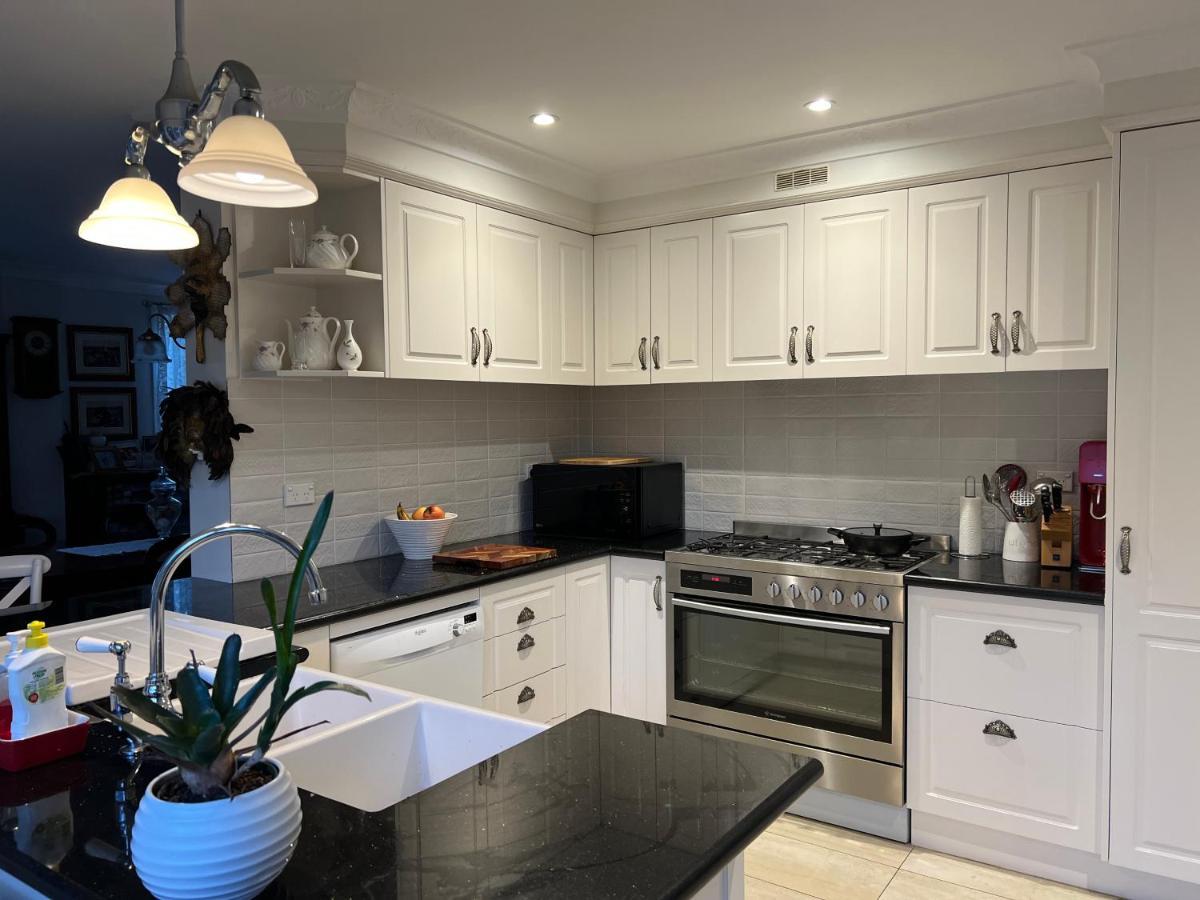 Luxury 4 Bedroom House Holiday home Deewhy